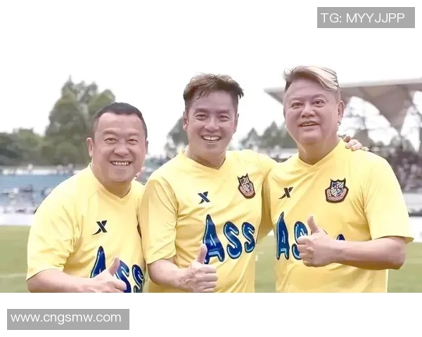 两兄弟与足球明星的精彩瞬间展现足球梦想与兄弟情深